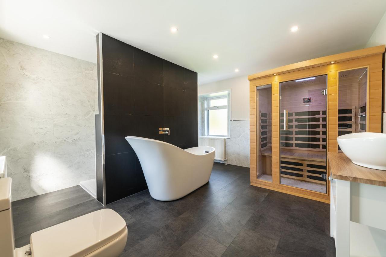 Nether Newton - Sleeps 12, Hottub, Sauna, Private Garden Newmilns Екстер'єр фото