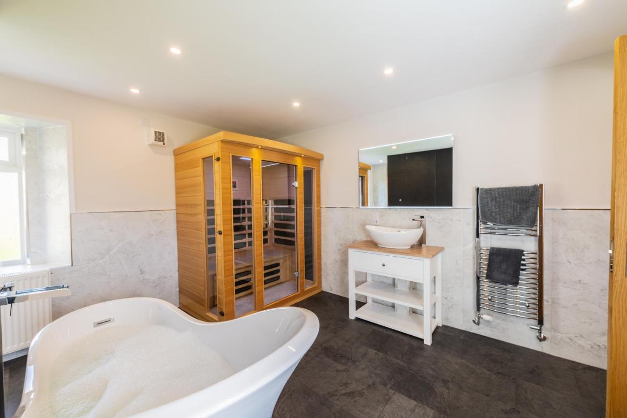 Nether Newton - Sleeps 12, Hottub, Sauna, Private Garden Newmilns Екстер'єр фото