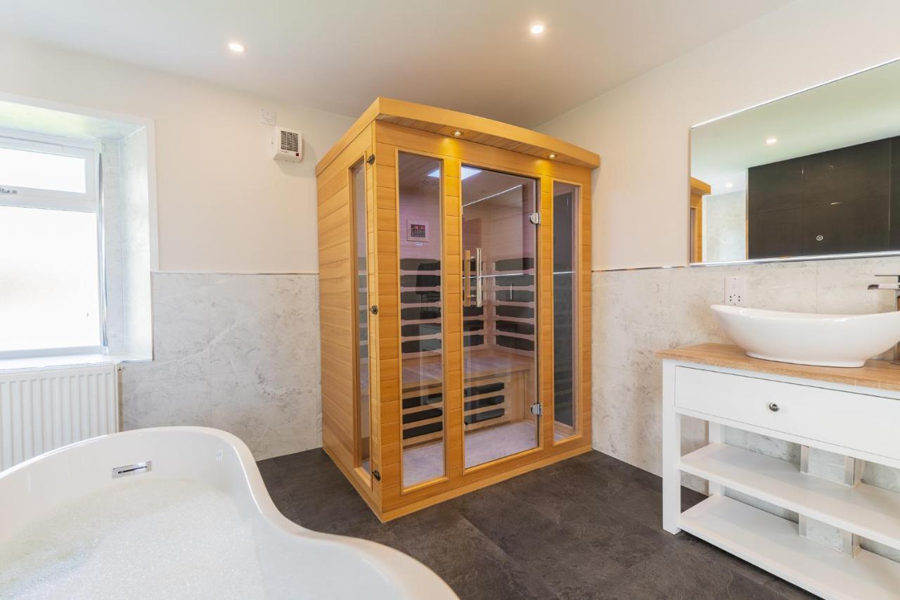 Nether Newton - Sleeps 12, Hottub, Sauna, Private Garden Newmilns Екстер'єр фото